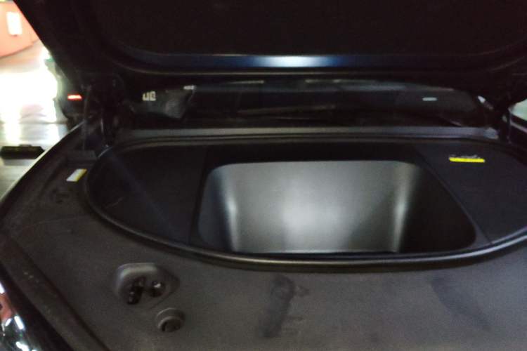 Used Hima AITO M9 2025 All-Electric Ultra Version 100 kWh 5-Seater Model Engine Bay Right