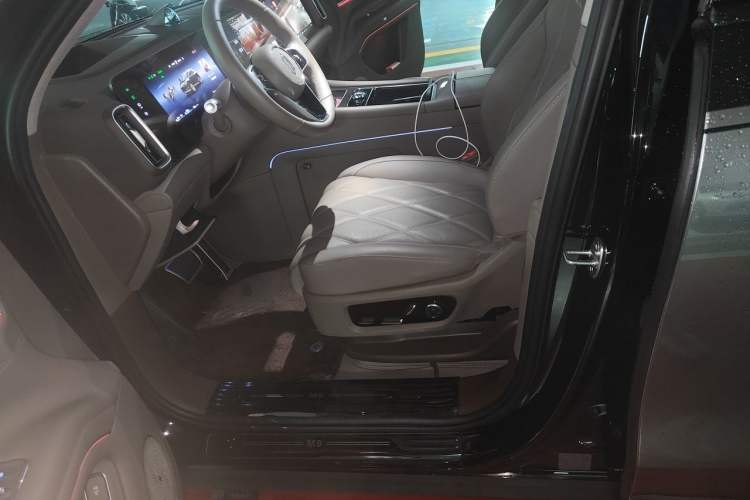 Used Hima AITO M9 2025 Extended-Range Ultra Version 52 kWh 6-Seater Left Front Seat