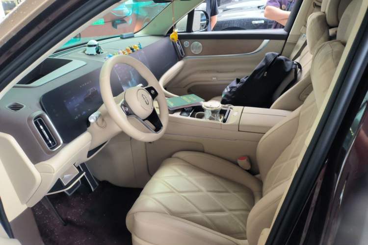 Used Hima AITO M9 2025 Extended-Range Ultra Version 52 kWh 6-Seater Left Front Seat