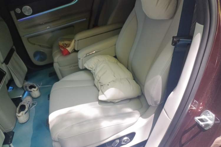 Used Hima AITO M9 2025 Extended-Range Ultra Version 52 kWh 6-Seater Left Rear Seat