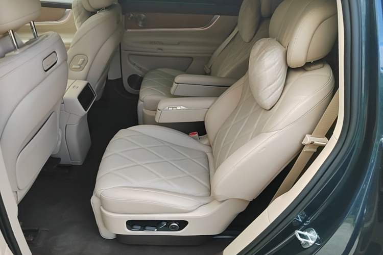 Used Hima AITO M9 2025 Extended-Range Ultra Version 52 kWh 6-Seater Left Rear Seat