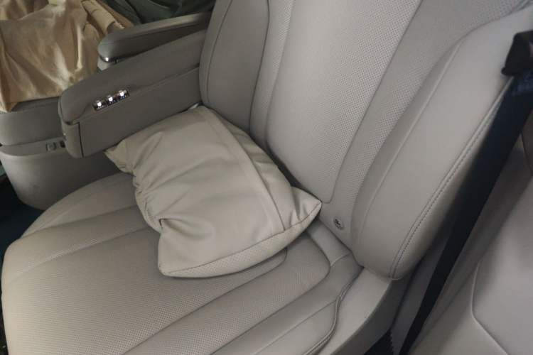 Used Hima AITO M9 2025 Extended-Range Ultra Version 52 kWh 6-Seater Left Rear Seat