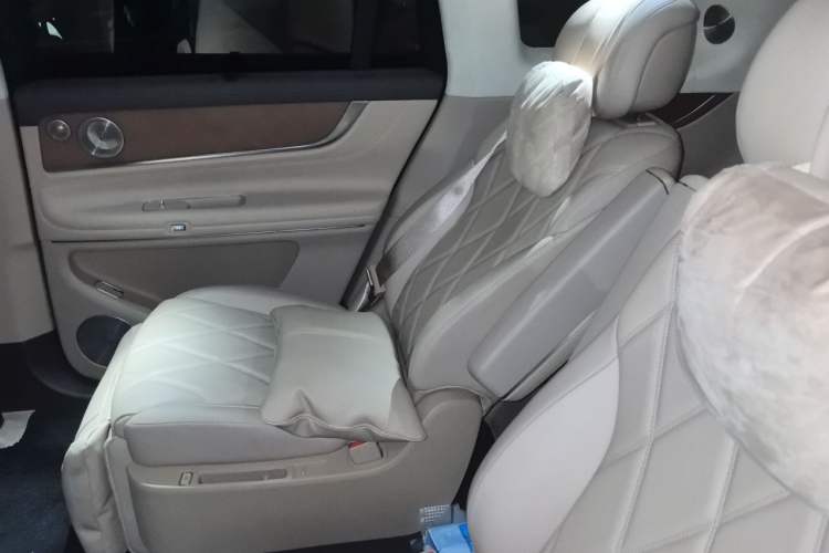 Used Hima AITO M9 2025 Pure Electric Ultra Version 100 kWh 6-Seater Model Left Rear Seat