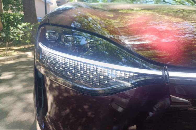 Used Hima AITO M9 2025 Extended-Range Ultra Version 52 kWh 6-Seater Right Front Headlight