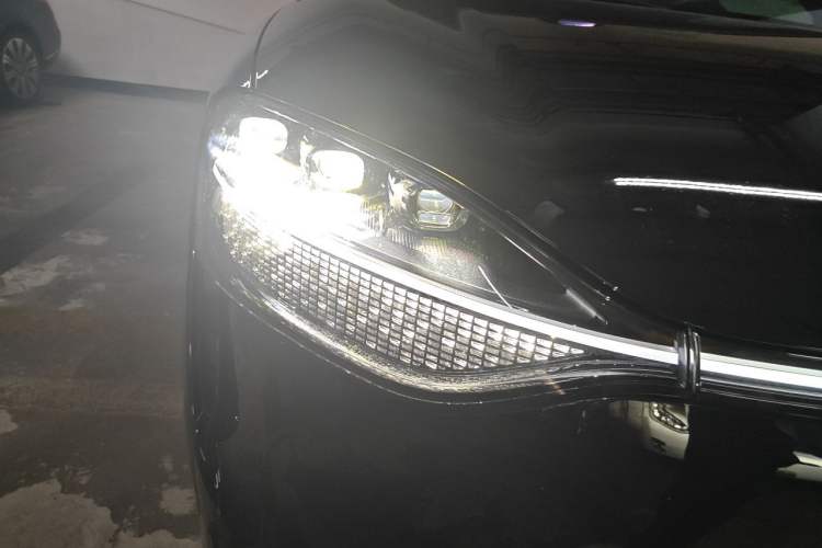 Used Hima AITO M9 2025 Extended-Range Ultra Version 52 kWh 6-Seater Right Front Headlight