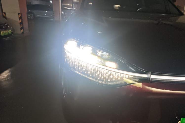 Used Hima AITO M9 2025 Extended-Range Ultra Version 52 kWh 6-Seater Right Front Headlight