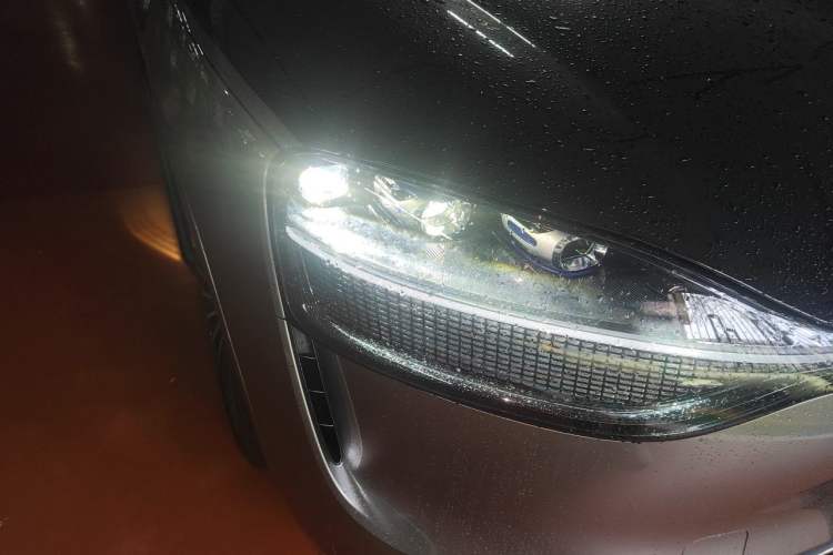 Used Hima AITO M9 2025 Extended-Range Ultra Version 52 kWh 6-Seater Right Front Headlight