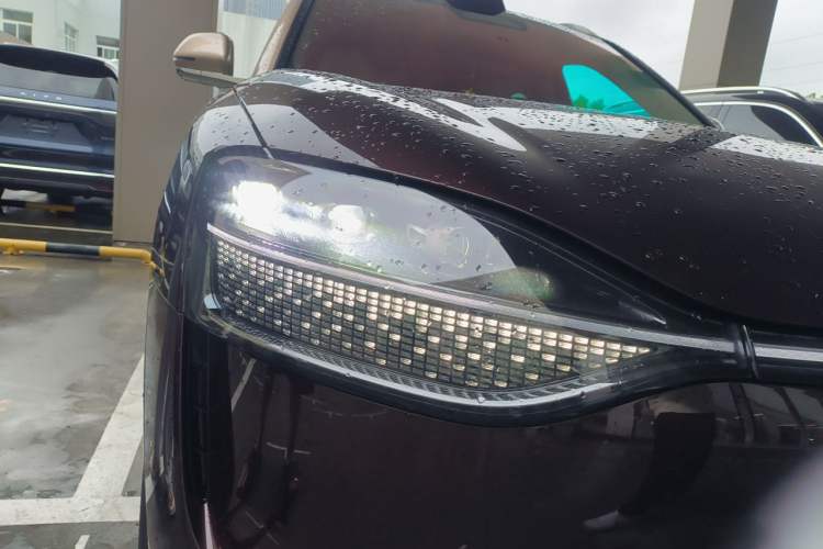 Used Hima AITO M9 2025 Extended-Range Ultra Version 52 kWh 6-Seater Right Front Headlight