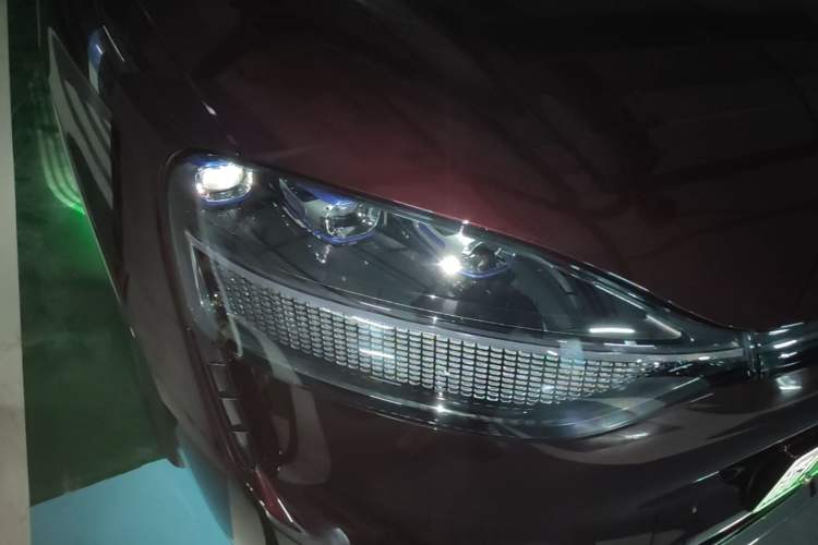 Used Hima AITO M9 2025 Extended-Range Ultra Version 52 kWh 5-Seater Edition Right Front Headlight