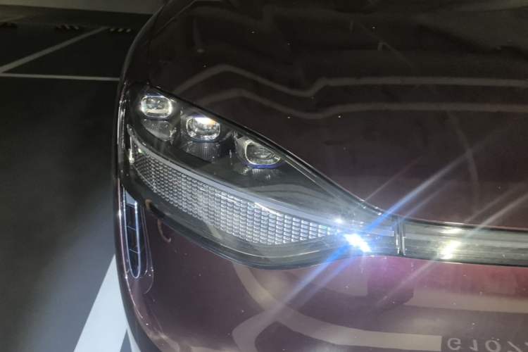 Used Hima AITO M9 2025 Pure Electric Ultra Version 100 kWh 6-Seater Model Right Front Headlight