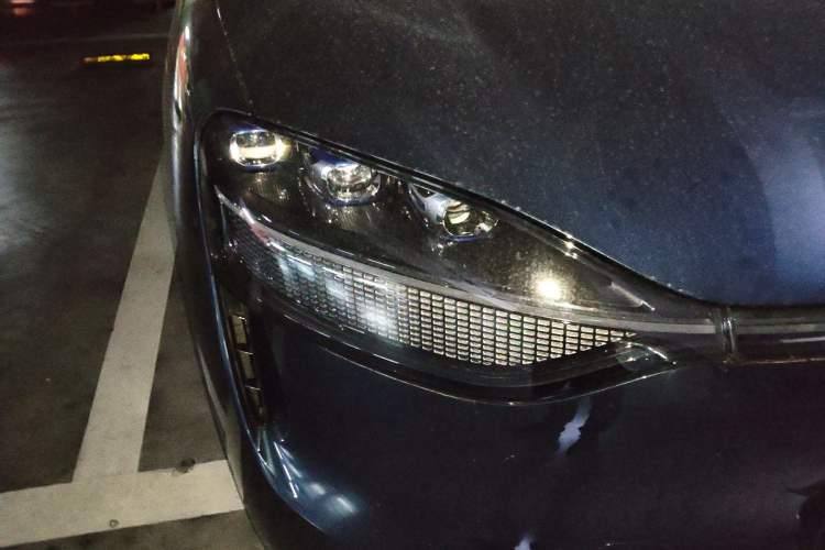 Used Hima AITO M9 2025 All-Electric Ultra Version 100 kWh 5-Seater Model Right Front Headlight