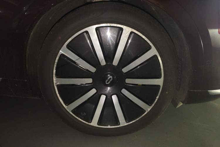 Used Hima AITO M9 2025 Extended-Range Ultra Version 52 kWh 6-Seater Right Front Wheel Hub