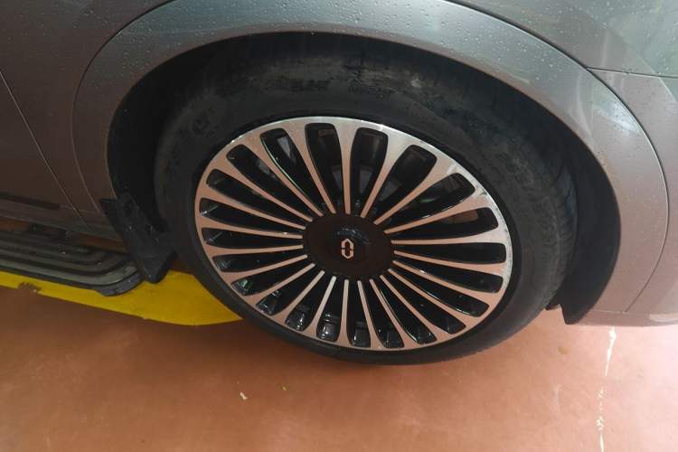 Used Hima AITO M9 2025 Extended-Range Ultra Version 52 kWh 6-Seater Right Front Wheel Hub