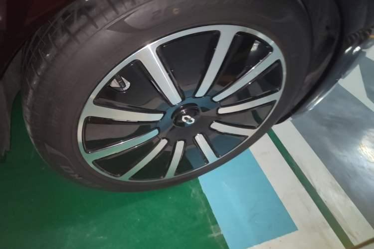 Used Hima AITO M9 2025 Extended-Range Ultra Version 52 kWh 5-Seater Edition Right Front Wheel Hub