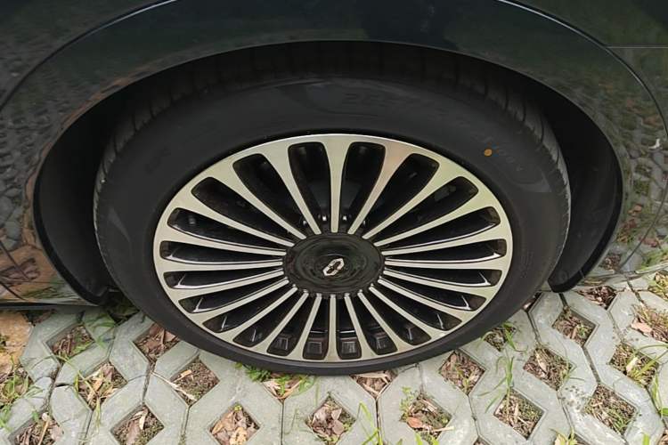 Used Hima AITO M9 2025 Extended-Range Ultra Version 52 kWh 6-Seater Right Front Wheel Hub