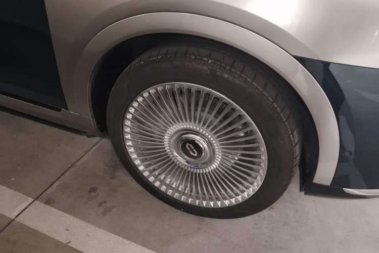 Used Hima AITO M9 2025 Extended-Range Max Version 52 kWh 6-Seater Edition Right Front Wheel Hub
