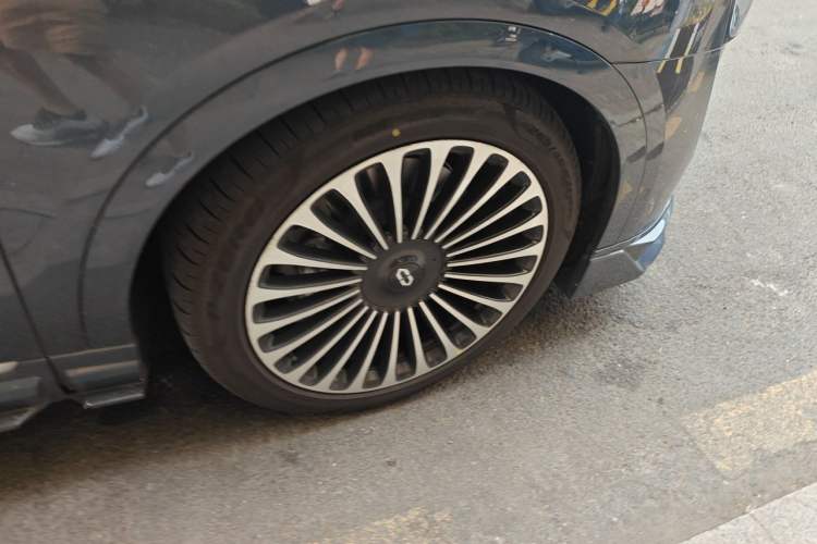Used Hima AITO M9 2025 Extended-Range Ultra Version 52 kWh 6-Seater Right Front Wheel Hub