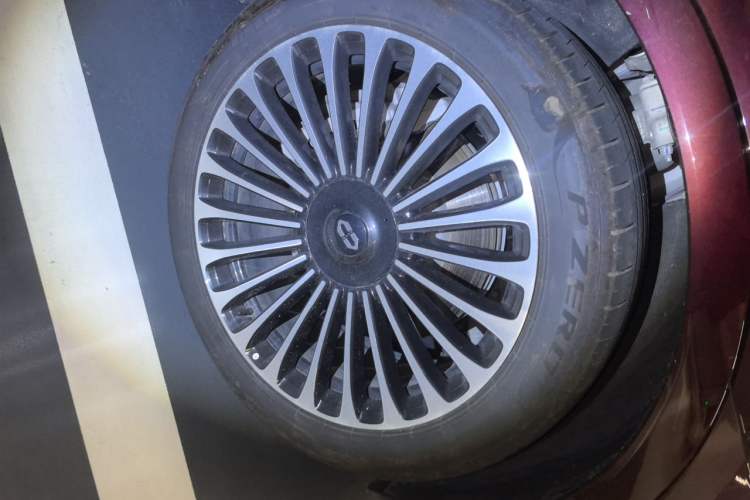 Used Hima AITO M9 2025 Pure Electric Ultra Version 100 kWh 6-Seater Model Right Front Wheel Hub