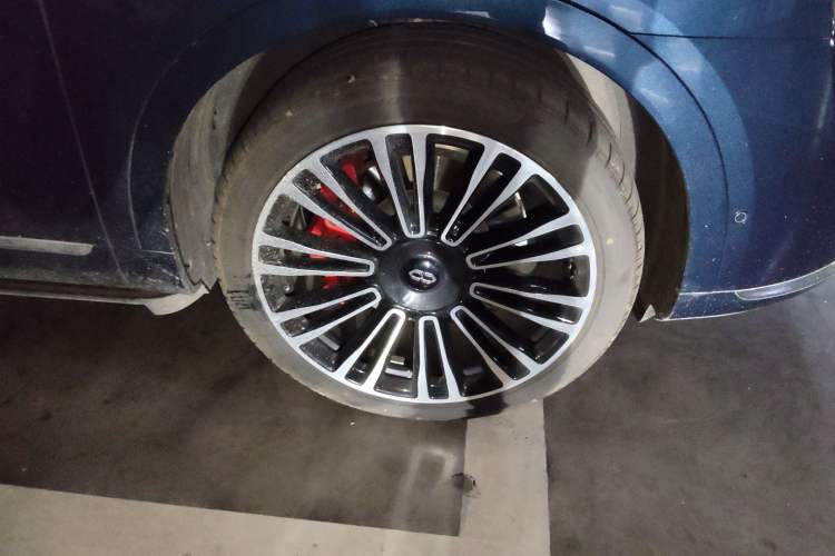Used Hima AITO M9 2025 All-Electric Ultra Version 100 kWh 5-Seater Model Right Front Wheel Hub