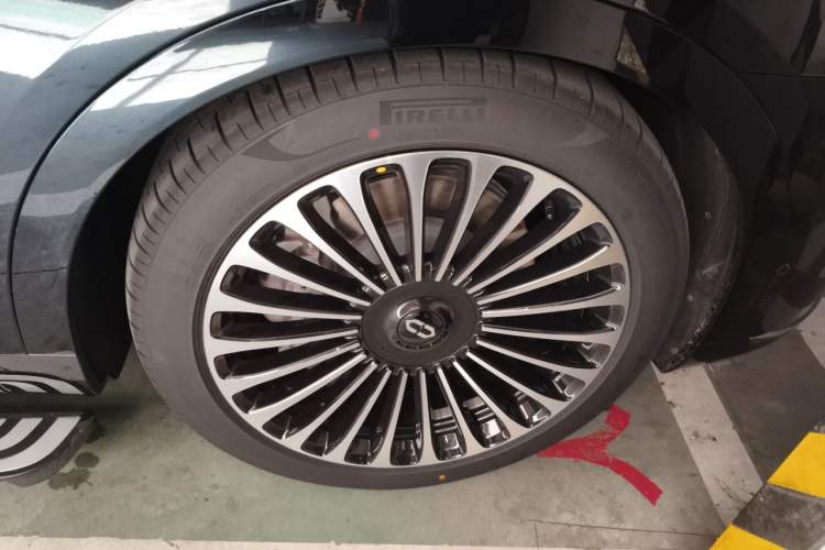 Used Hima AITO M9 2025 Extended-Range Ultra Version 52 kWh 6-Seater Right Front Wheel Hub