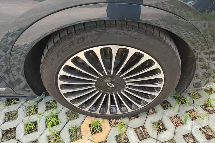 Used Hima AITO M9 2025 Extended-Range Ultra Version 52 kWh 6-Seater Right Front Wheel Hub