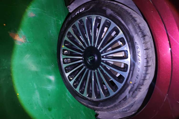 Used Hima AITO M9 2025 Extended-Range Ultra Version 52 kWh 6-Seater Right Front Wheel Hub