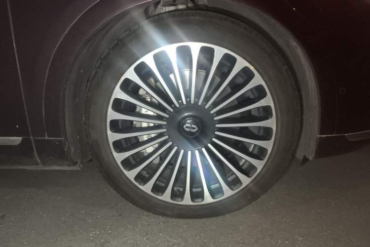 Used Hima AITO M9 2025 Extended-Range Ultra Version 52 kWh 5-Seater Edition Right Front Wheel Hub