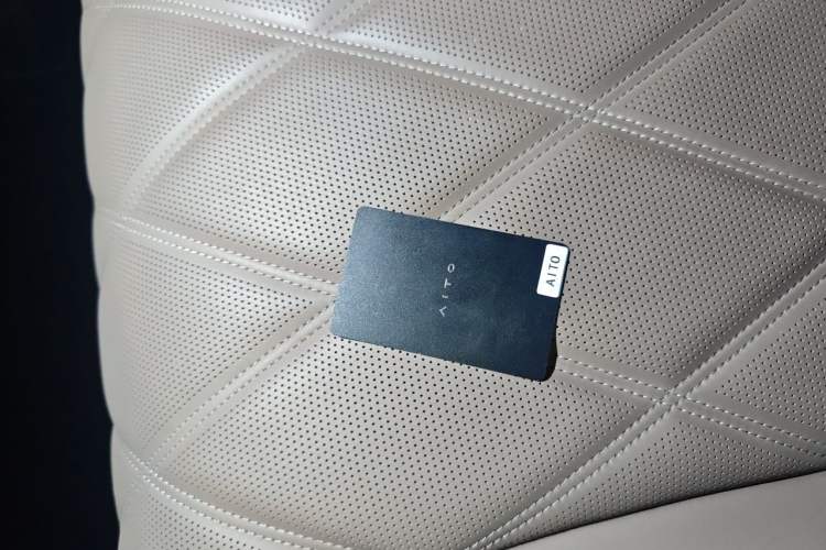 Used Hima AITO M9 2025 Extended-Range Ultra Version 52 kWh 6-Seater Vehicle Key
