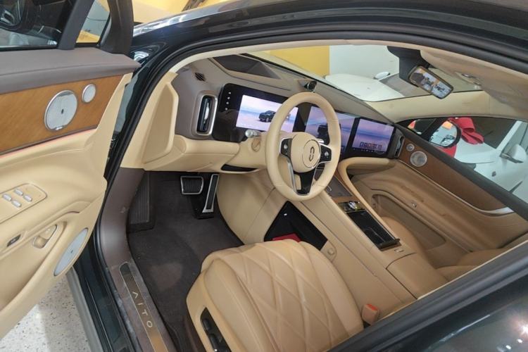 Used Hima AITO M9 2025 Extended-Range Max Version 52 kWh 6-Seater Edition Driver Seat