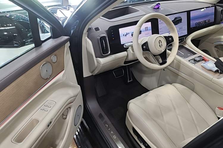 Used Hima AITO M9 2025 Pure Electric Ultra Version 100 kWh 6-Seater Model Driver Seat