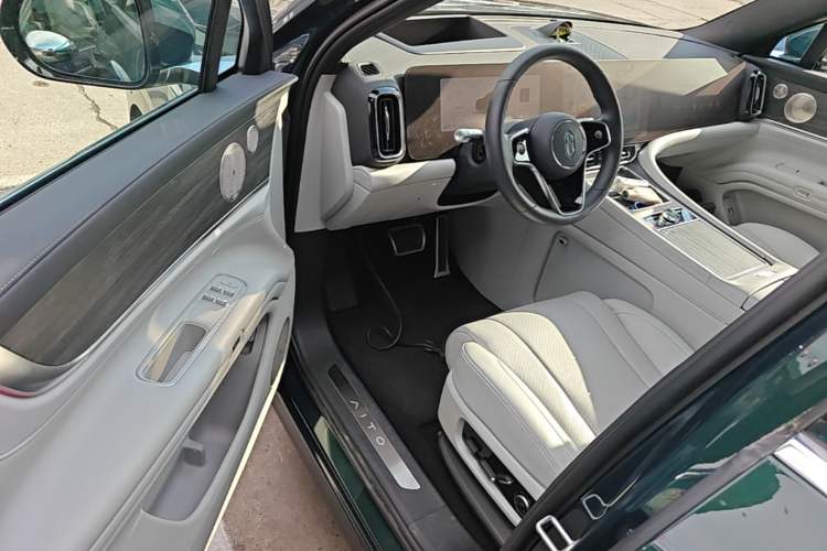 Used Hima AITO M9 2025 Extended-Range Max Version 52 kWh 6-Seater Edition Driver Seat