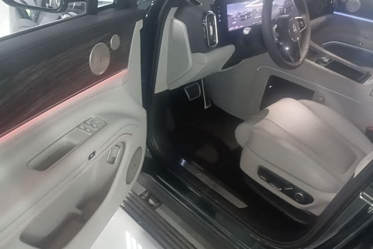 Used Hima AITO M9 2025 Model Range-Extended Max Edition 52kWh 6-seater (896-line LiDAR) Driver Seat