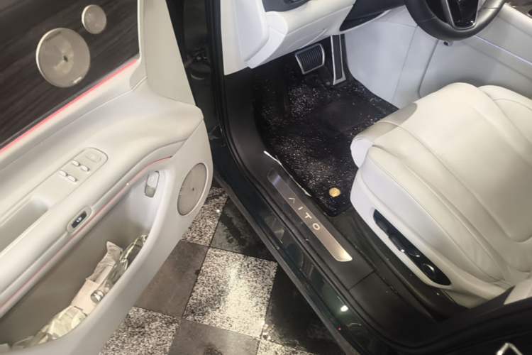 Used Hima AITO M9 2025 Extended-Range Ultra Version 52 kWh 6-Seater Driver Seat