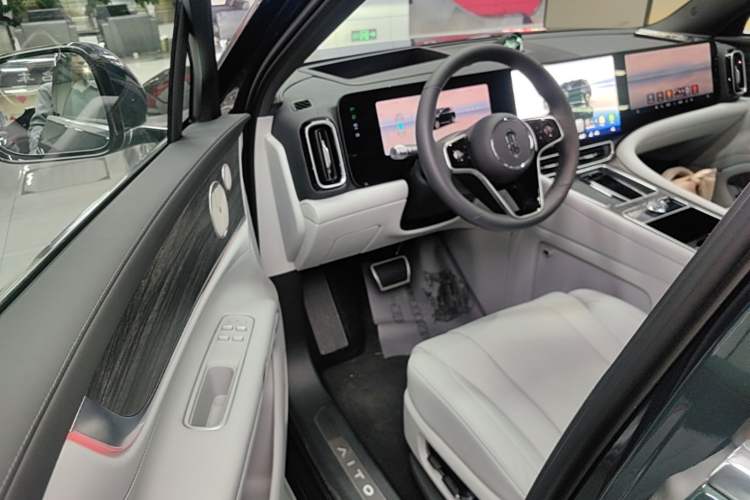 Used Hima AITO M9 2025 Extended-Range Max Version 52 kWh 6-Seater Edition Driver Seat