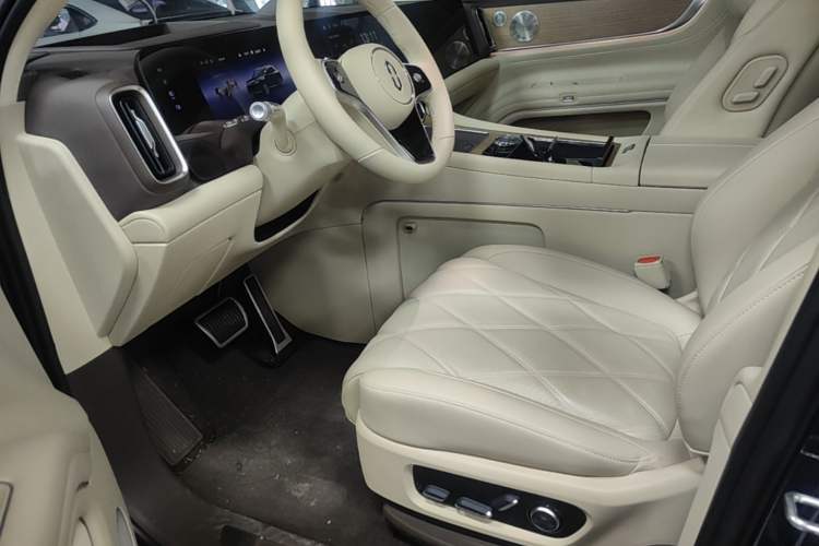 Used Hima AITO M9 2025 Extended-Range Ultra Version 52 kWh 6-Seater Driver Seat