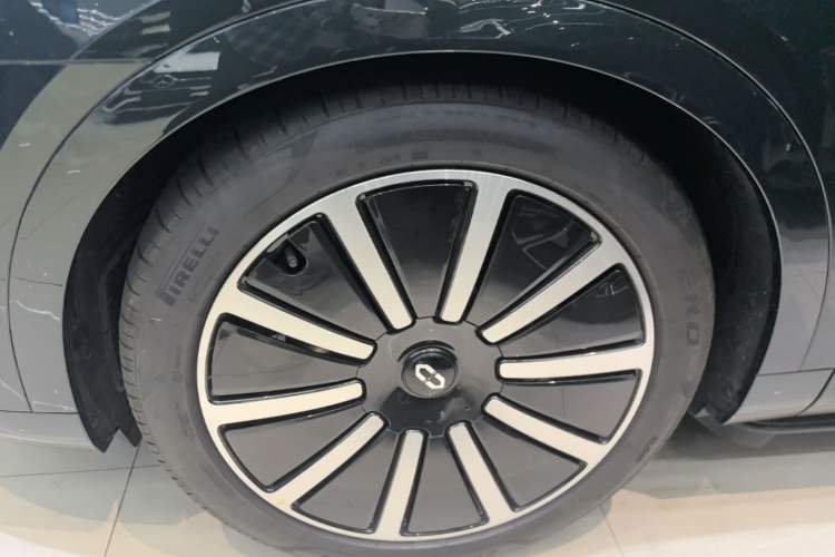 Used Hima AITO M9 2025 Extended-Range Ultra Version 52 kWh 5-Seater Edition Exterior 4