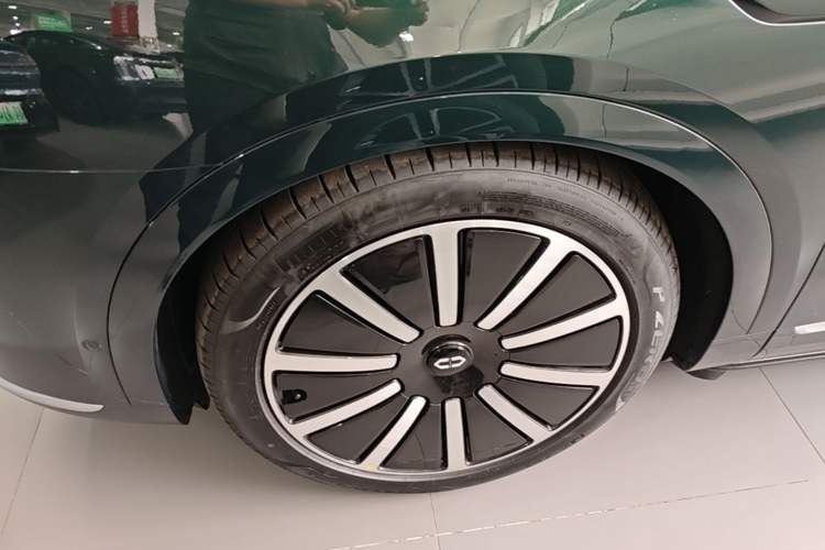 Used Hima AITO M9 2025 Extended-Range Ultra Version 52 kWh 5-Seater Edition Exterior 4