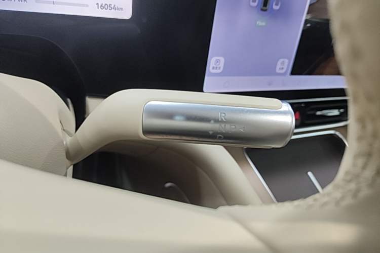 Used Hima AITO M9 2025 Pure Electric Ultra Version 100 kWh 6-Seater Model Gear Lever