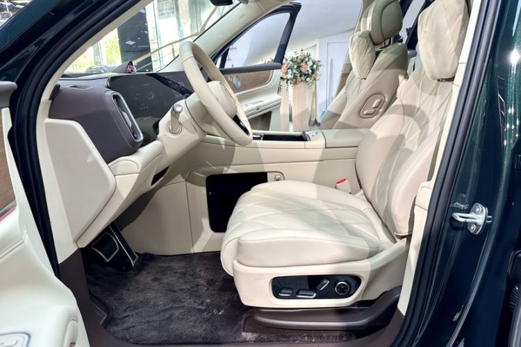 Used Hima AITO M9 2025 Pure Electric Ultra Version 100 kWh 6-Seater Model Interior 9