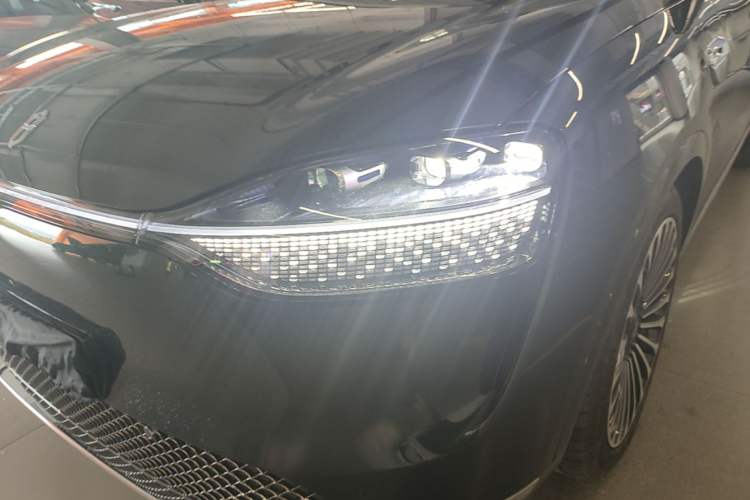 Used Hima AITO M9 2025 Pure Electric Ultra Version 100 kWh 6-Seater Model Left Front Headlight