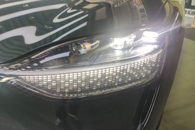 Used Hima AITO M9 2025 Pure Electric Ultra Version 100 kWh 6-Seater Model Left Front Headlight