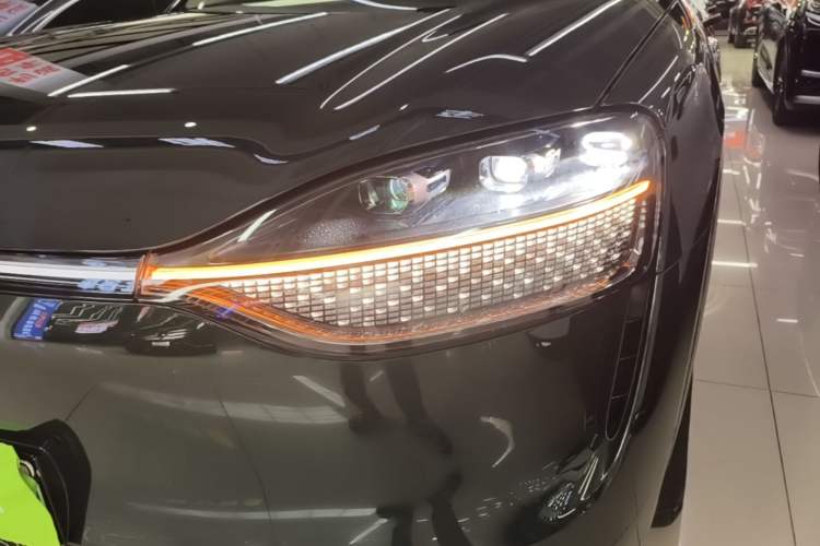 Used Hima AITO M9 2025 Pure Electric Ultra Version 100 kWh 6-Seater Model Left Front Headlight