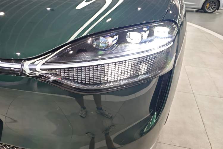 Used Hima AITO M9 2025 Pure Electric Ultra Version 100 kWh 6-Seater Model Left Front Headlight