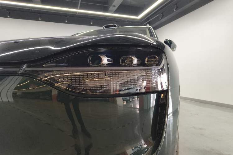 Used Hima AITO M9 2025 Pure Electric Ultra Version 100 kWh 6-Seater Model Left Front Headlight