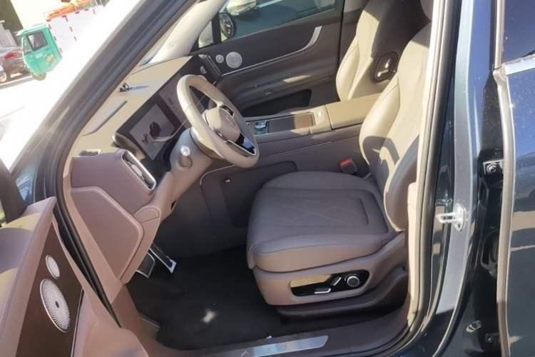 Used Hima AITO M9 2025 Extended-Range Ultra Version 52 kWh 5-Seater Edition Left Front Seat