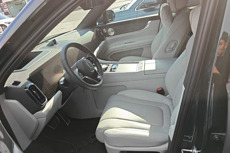 Used Hima AITO M9 2025 Extended-Range Max Version 52 kWh 6-Seater Edition Left Front Seat