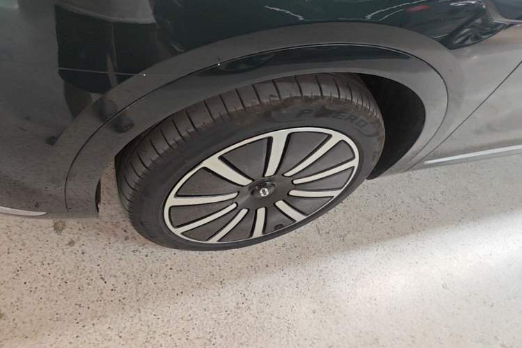 Used Hima AITO M9 2025 Extended-Range Max Version 52 kWh 6-Seater Edition Left Front Wheel Hub