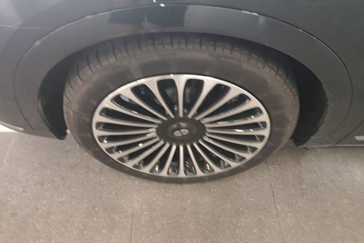 Used Hima AITO M9 2025 Pure Electric Ultra Version 100 kWh 6-Seater Model Left Front Wheel Hub