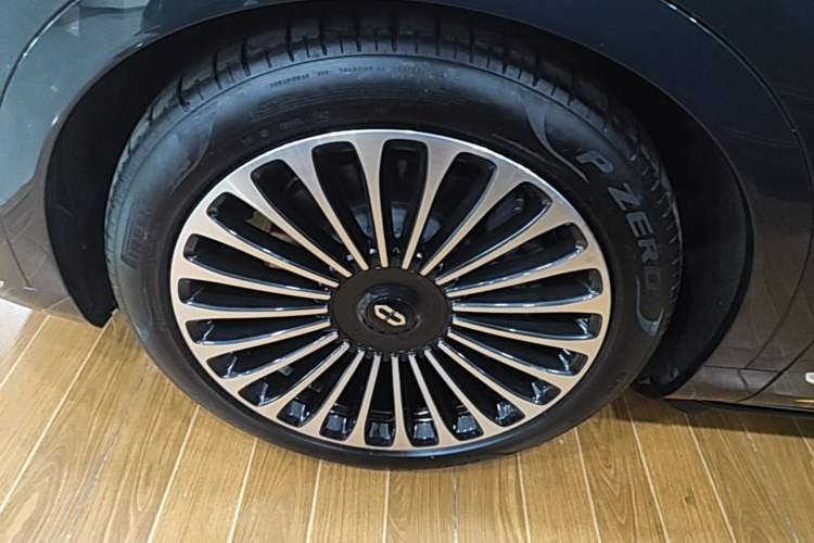 Used Hima AITO M9 2025 Pure Electric Ultra Version 100 kWh 6-Seater Model Left Front Wheel Hub