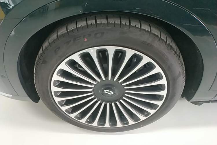 Used Hima AITO M9 2025 Pure Electric Ultra Version 100 kWh 6-Seater Model Left Front Wheel Hub